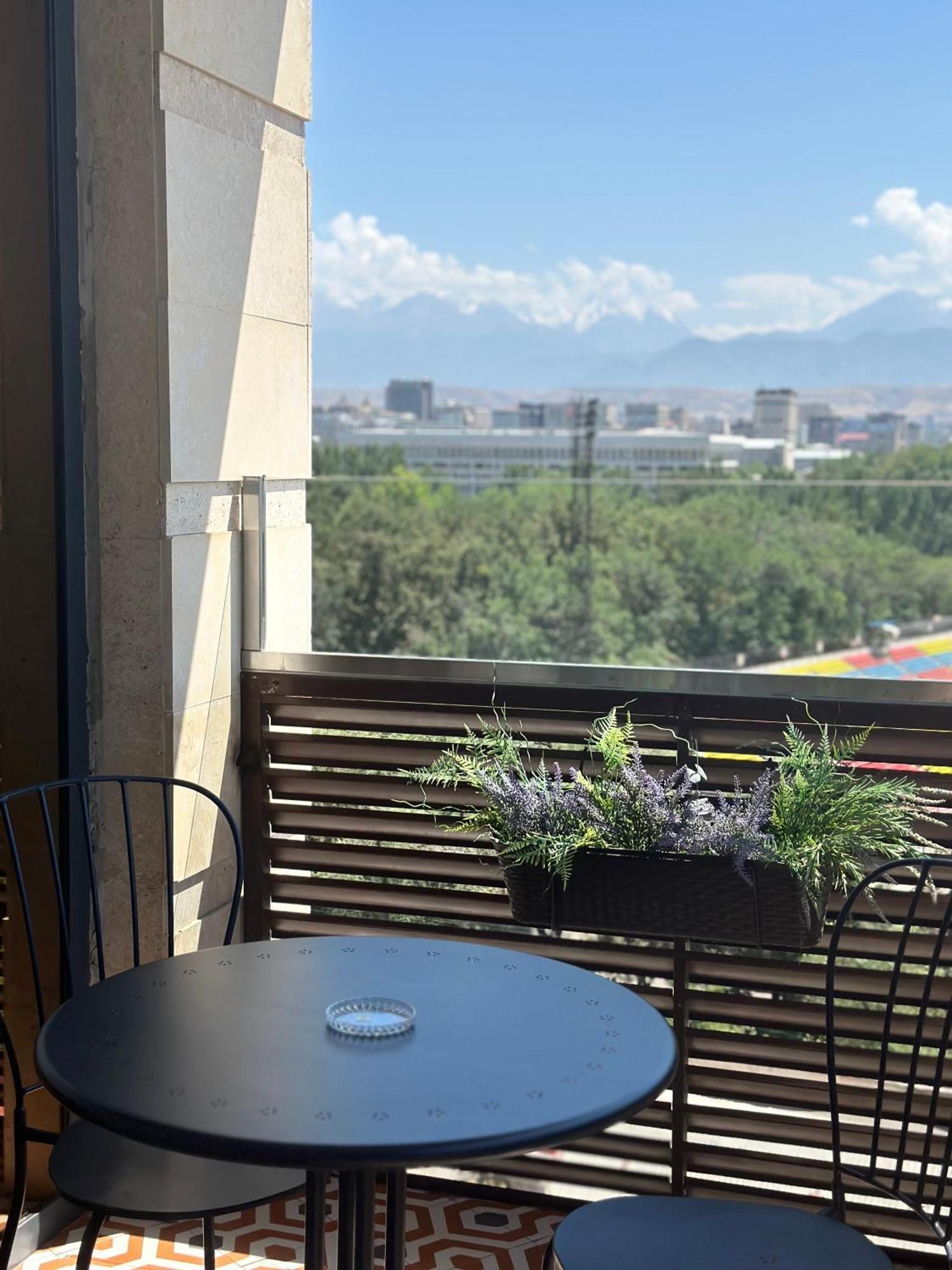 Logvinenko Apartment Бишкек Екстериор снимка